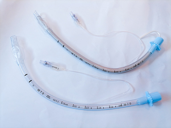 從材質(zhì)和結(jié)構(gòu)上看，普通氣管插管與加強(qiáng)型氣管插管最本質(zhì)的區(qū)別是什么？