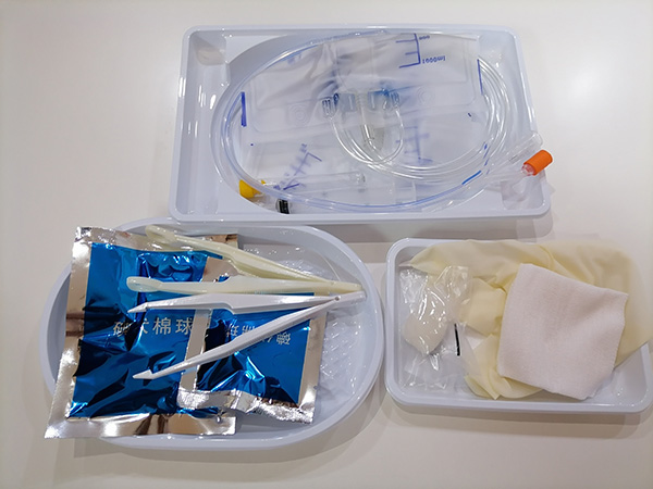 導(dǎo)尿包里的 “小袋子” 是干啥的？為啥要掛在床邊？