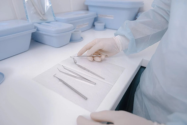 當(dāng)出現(xiàn)穿刺后頭痛等并發(fā)癥時，是否與穿刺包的材質(zhì)或組件有關(guān)？